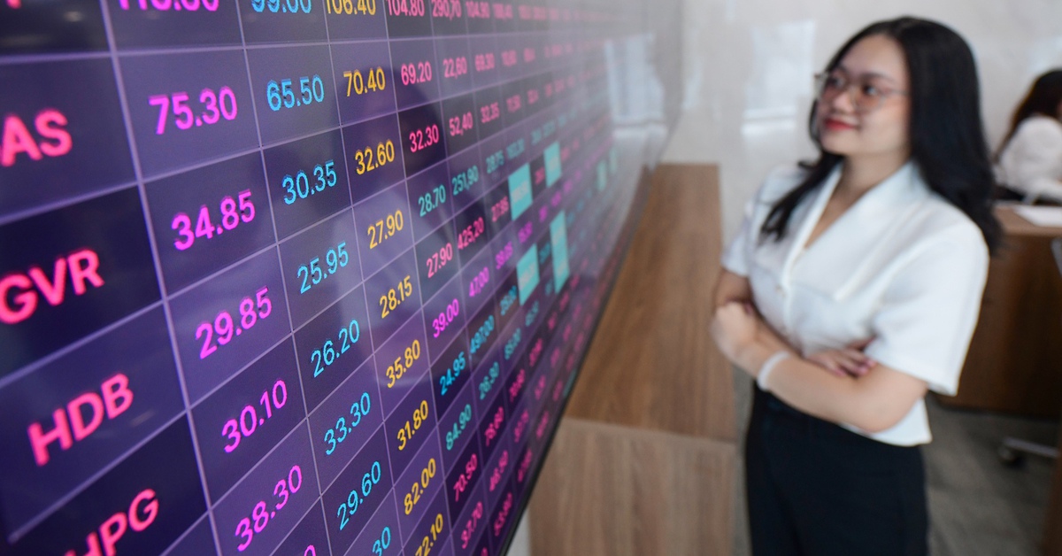 Tiền vào chứng khoán sụt giảm, dự báo VN-Index ra sao khi trống vắng thông tin?