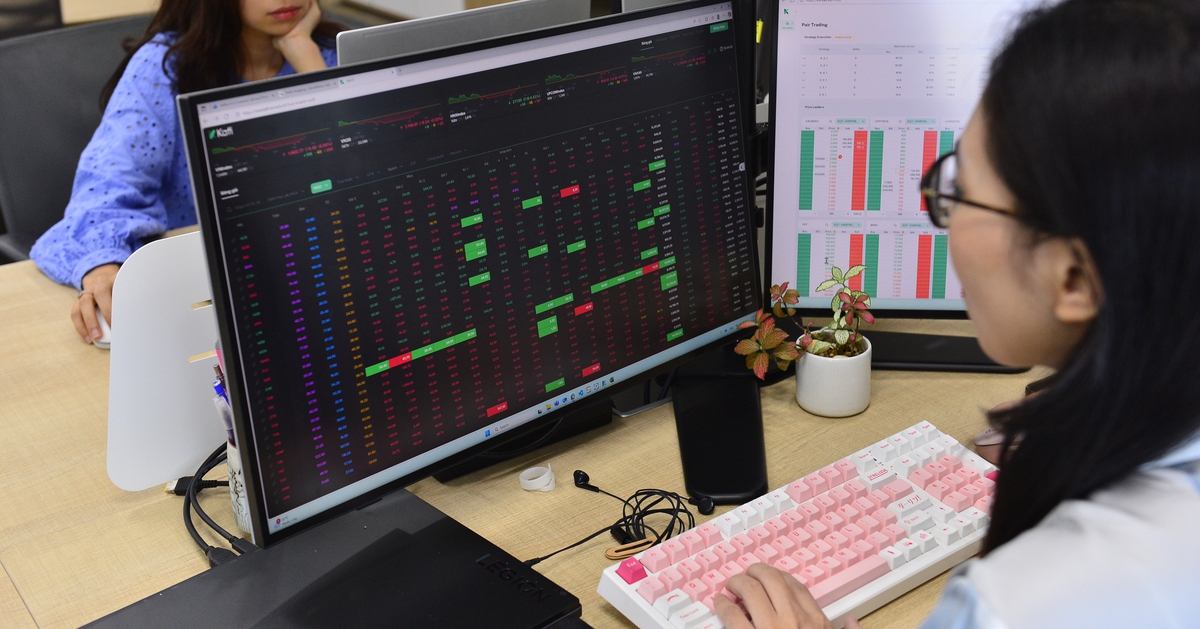 VN-Index mất hơn 24 điểm, áp lực bán mạnh nhóm ngân hàng, chứng khoán