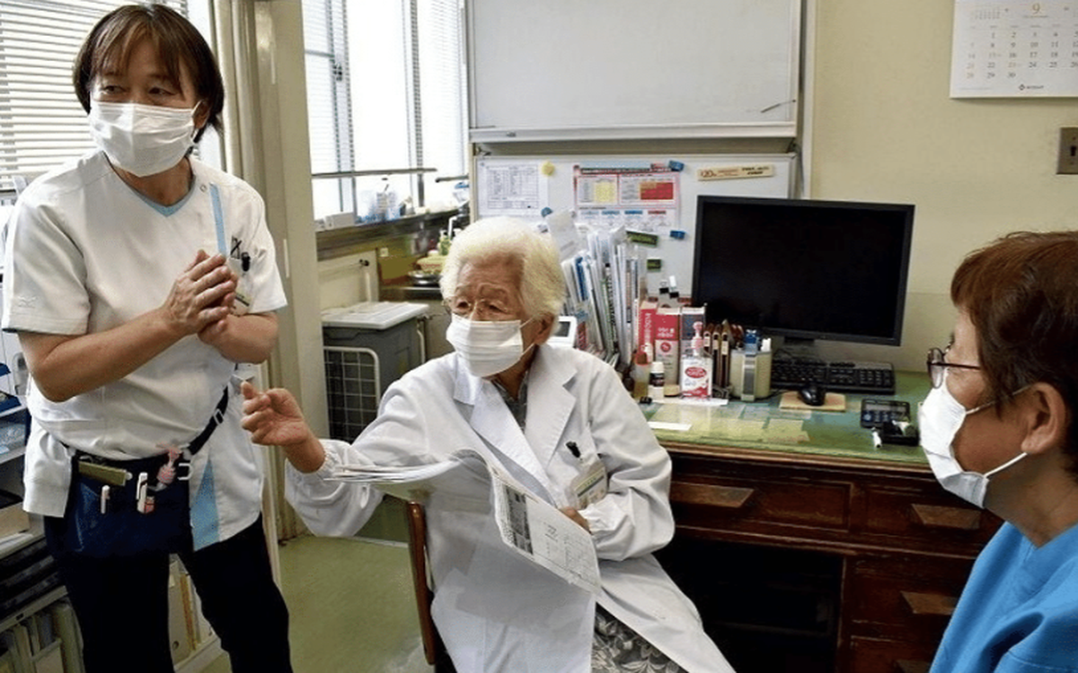 Bác sĩ 100 tuổi ở Nhật Bản vẫn chưa nghỉ hưu, tiết lộ bí quyết sống thọ dù từng bị ung thư