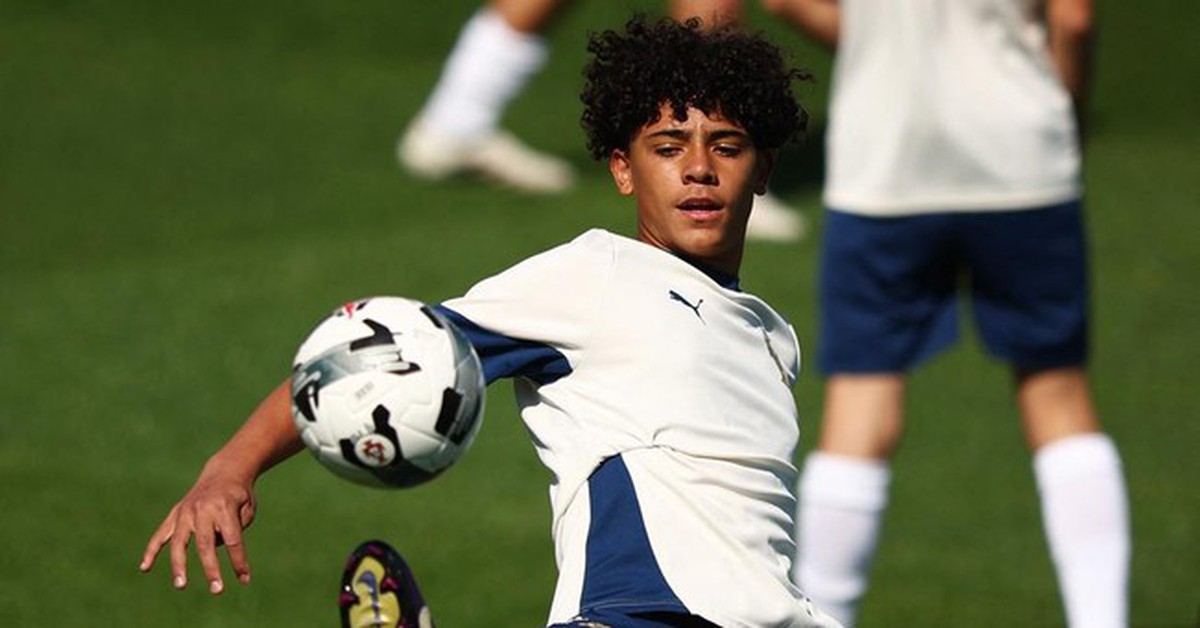 Con trai Ronaldo gây sốt với siêu phẩm đá phạt đẳng cấp