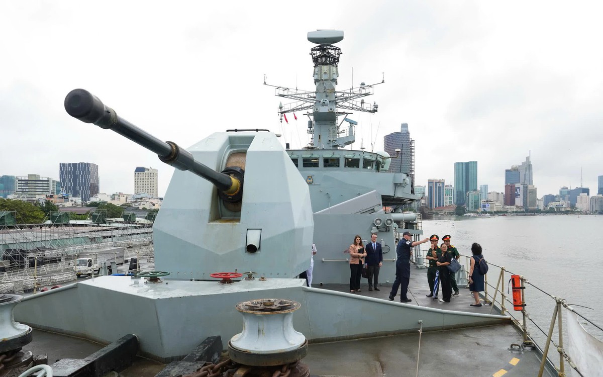 Tàu Hải quân Anh HMS Richmond trở lại TP.HCM sau 4 năm