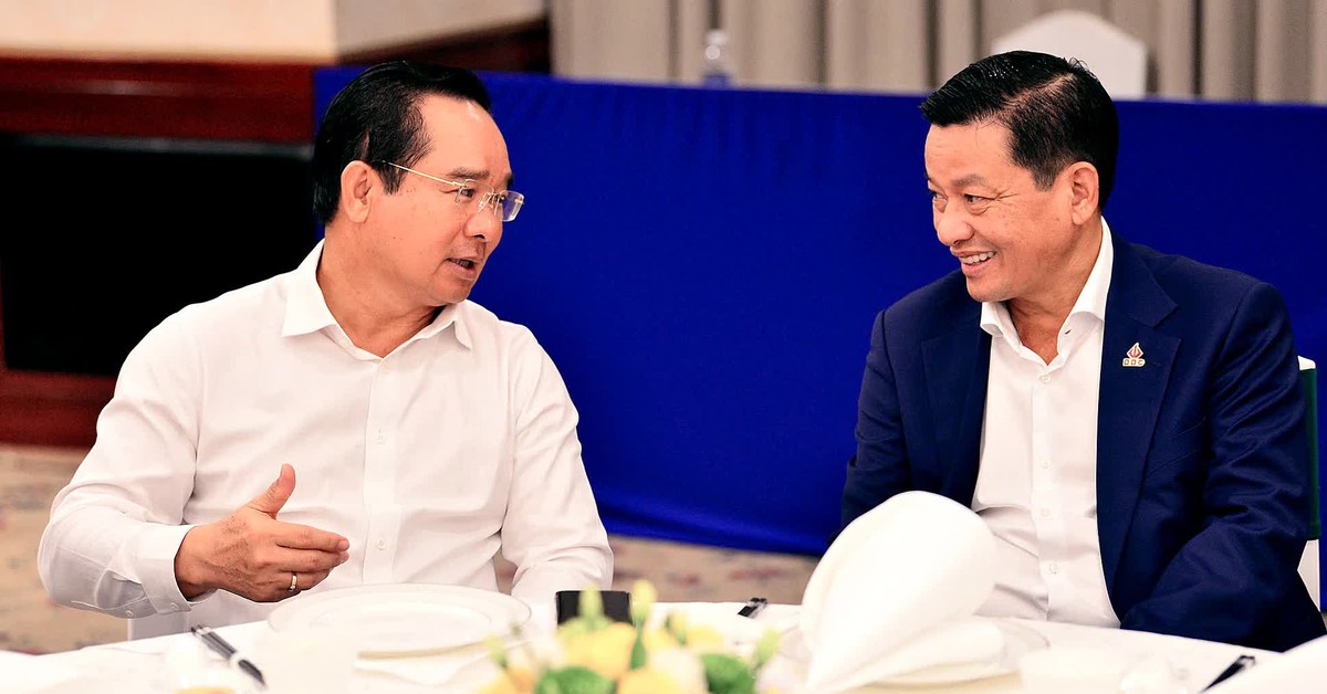 Chủ tịch UBND TP.HCM ăn sáng cùng chuyên gia: Mong có 'đàn chim Việt' sánh vai 'đại bàng' thế giới