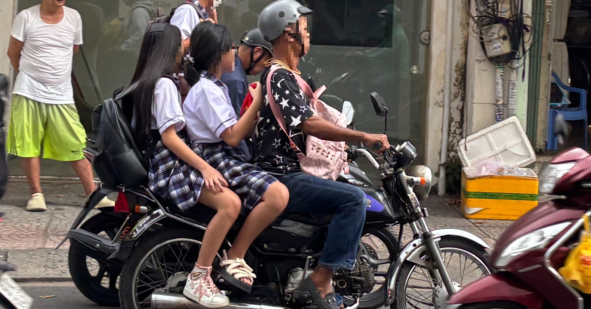 Nhiều phụ huynh 'vô tư' chở con chạy ngược chiều, leo vỉa hè, không đội mũ bảo hiểm đến trường