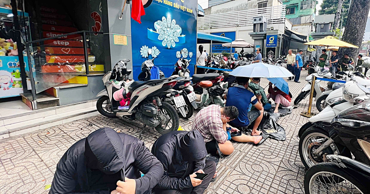 Xếp hàng mua vàng: Nhắm mắt mua đại, rước hại về sau