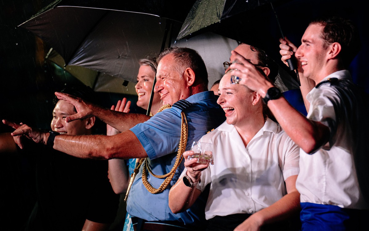 Tổng lãnh sự Anh cùng ca sĩ Đăng Khôi nhảy múa dưới mưa, mừng sinh nhật Nhà vua Anh