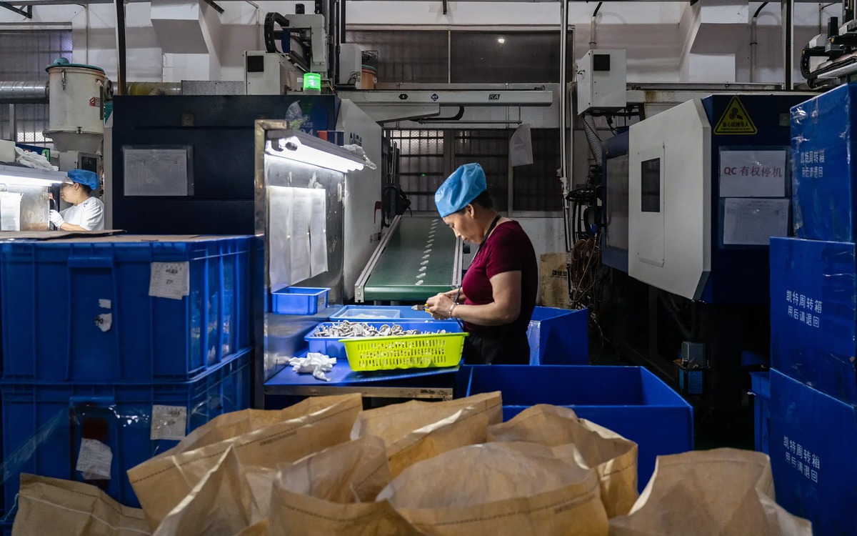 Hàng giá rẻ Trung Quốc tràn ra toàn cầu khi cửa vào Mỹ thu hẹp