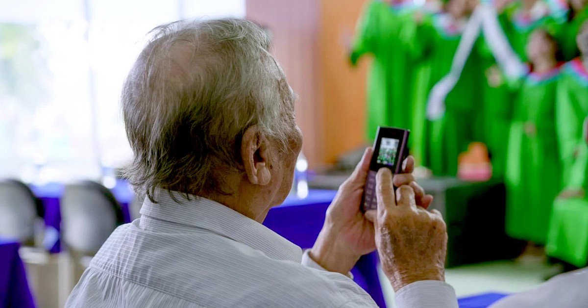 Ông ngoại 91 tuổi đem điện thoại 'cục gạch' chụp hình tốt nghiệp cho cháu