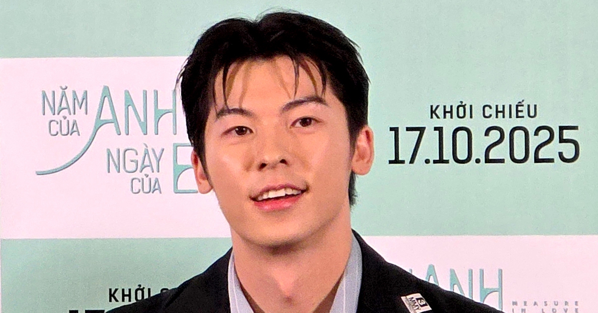 Đến Việt Nam, Hứa Quang Hán ngơ ngác khi rạp mất điện, năng nổ bê ghế giúp nhân viên