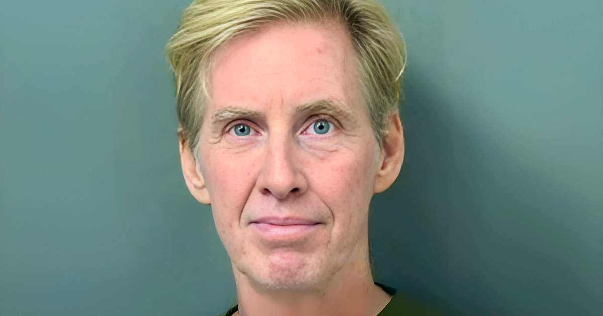 Bị cáo cố đâm vào cổ mình sau khi bị kết tội âm mưu ám sát ông Trump