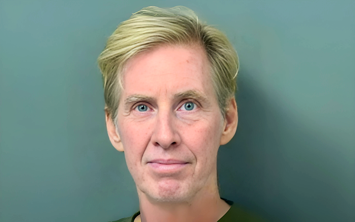 Bị cáo cố đâm vào cổ mình sau khi bị kết tội âm mưu ám sát ông Trump