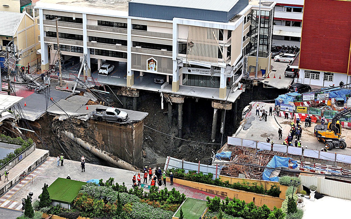 Xuất hiện hố tử thần sâu 50m giữa Bangkok ngay trước bệnh viện, đồn cảnh sát