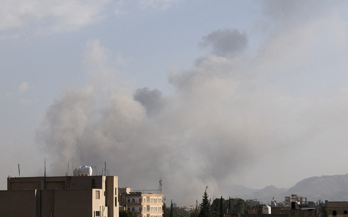 Israel bắn phá nhiều mục tiêu quân sự ở thủ đô của Yemen