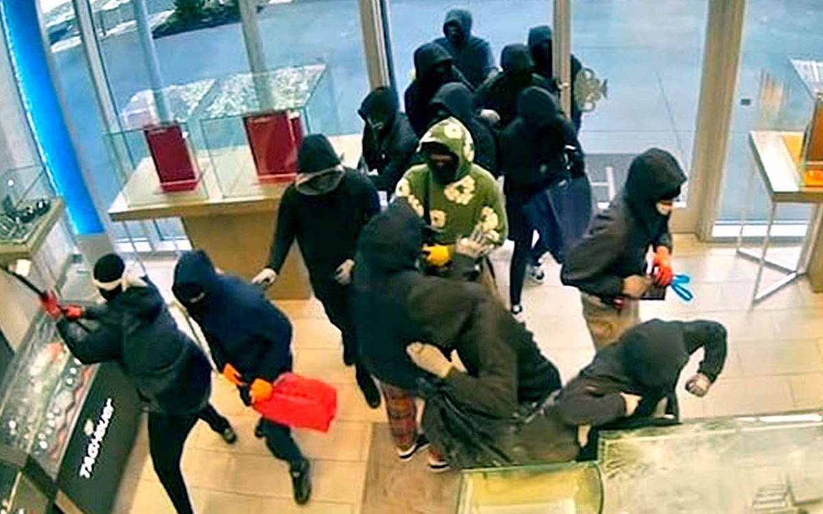 Mỹ tóm 7 nghi phạm cướp cửa hàng trang sức giữa ban ngày ở California