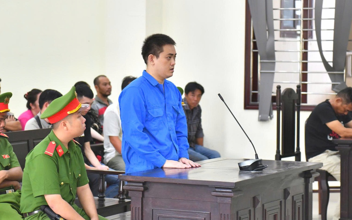 Thấy con nợ của mẹ đi hát karaoke ở Long An, cầm dao đến đâm chết