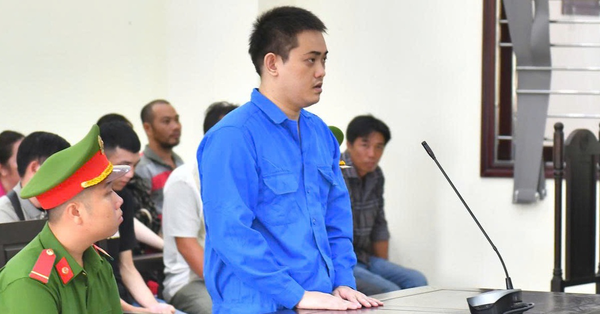 Thấy con nợ của mẹ đi hát karaoke ở Long An, cầm dao đến đâm chết