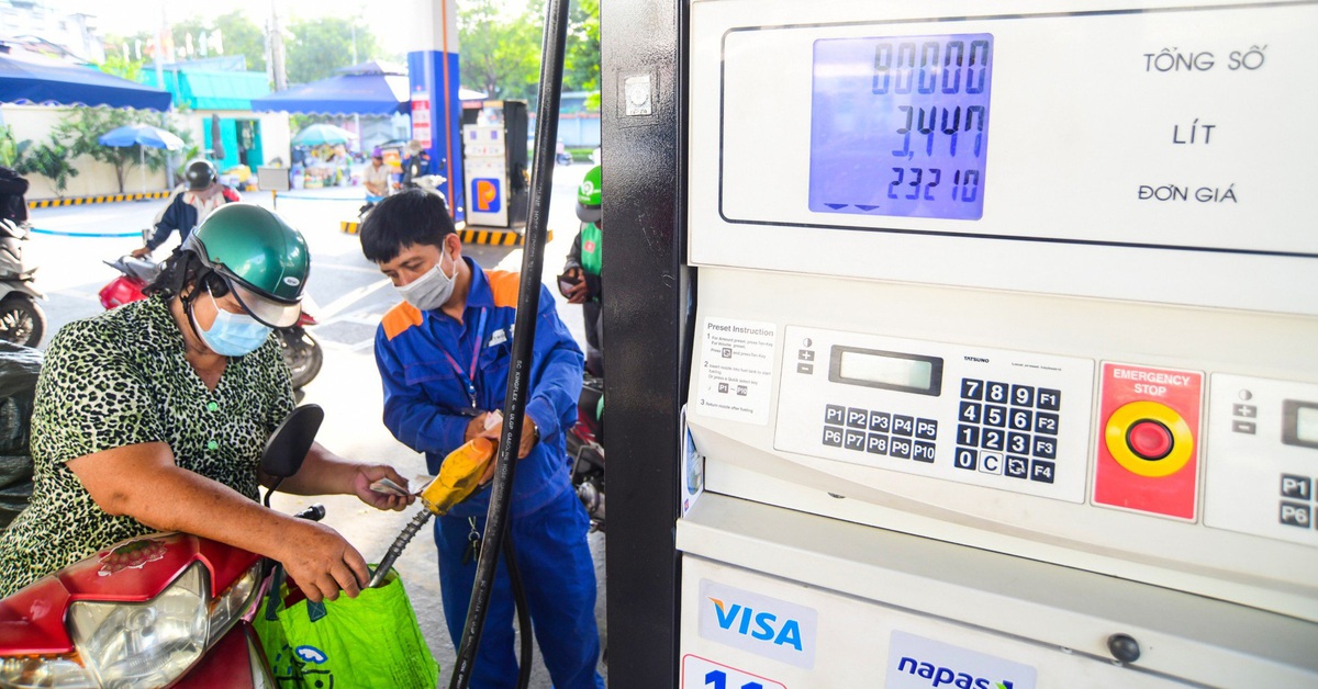 Giá xăng RON95-III giảm gần 500 đồng/lít