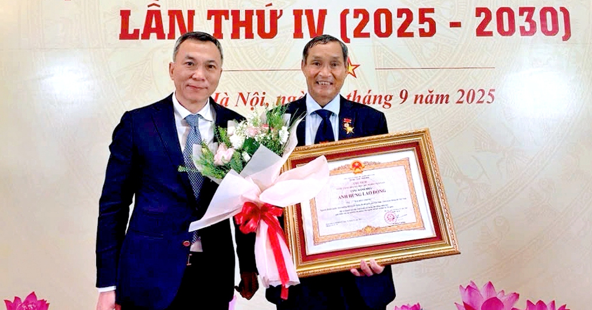 Trao tặng danh hiệu Anh hùng Lao động cho huấn luyện viên Mai Đức Chung