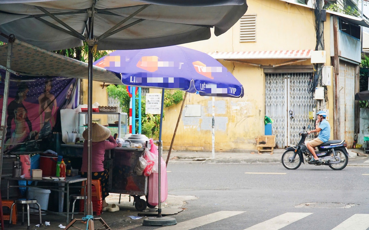 Quảng cáo web cá cược trà trộn, luồn sâu ở khối hàng quán nhỏ