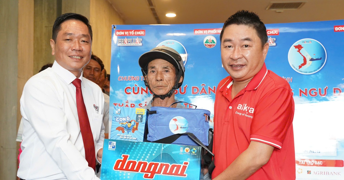 Tặng bình ắc quy, pin đèn, tủ thuốc giúp ngư dân Gia Lai vươn khơi bám biển