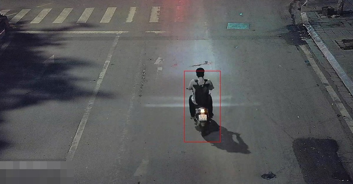 Một góc phố, camera AI phát hiện hàng trăm tài xế xe máy không đội mũ bảo hiểm