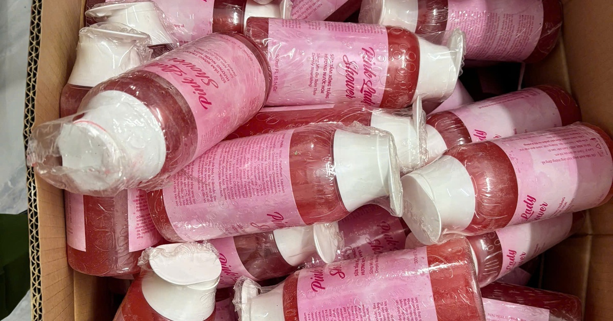 Khởi tố nhóm làm giả dầu gội đầu và dầu xả mượt tóc