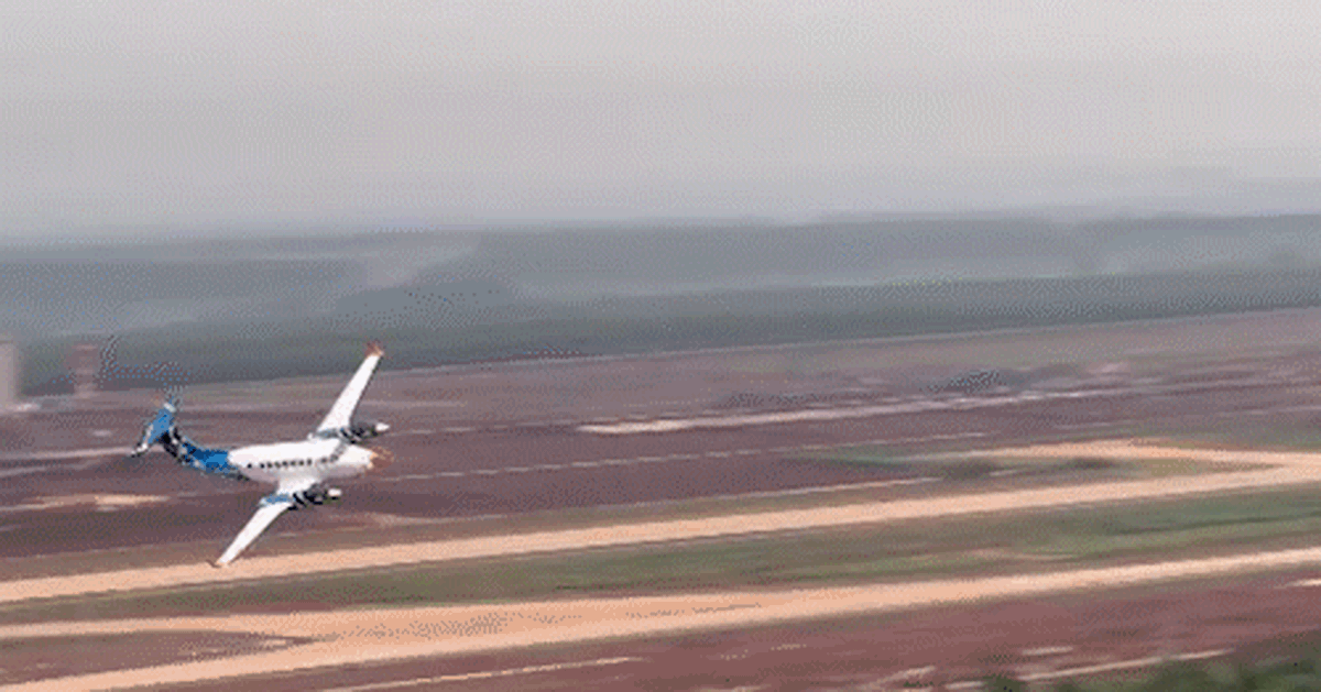 Máy bay lần đầu tiếp cận đường bay sân bay Long Thành