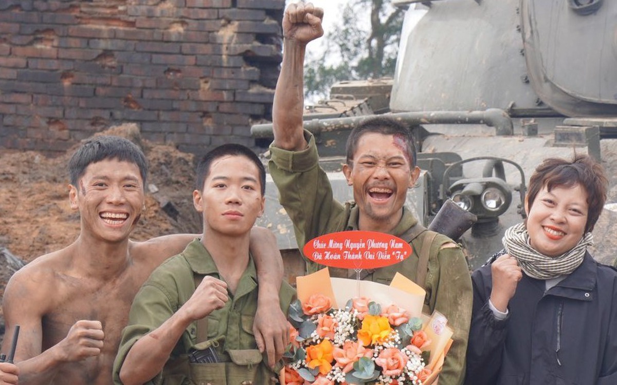 Khán giả vương vấn 'Mưa đỏ', dàn diễn viên cũng 'lụy' không kém