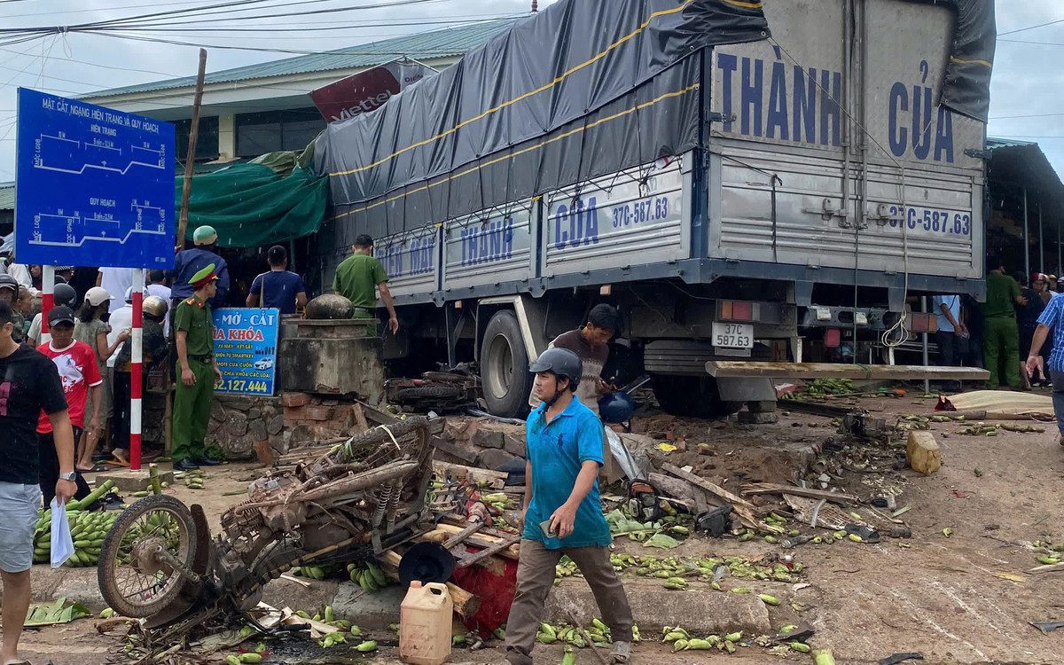 Vụ xe tải lao vào chợ 3 người chết: Tài xế phát hiện mất phanh trước đó 5 tiếng, xối nước khắc phục
