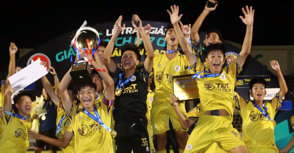 Không chỉ vô địch quốc gia, U17 Hà Nội còn 'càn quét' sạch các danh hiệu cá nhân