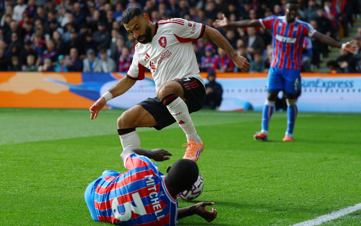 'Ông vua phút cuối' Liverpool 'nếm mùi' phút bù giờ trước Crystal Palace