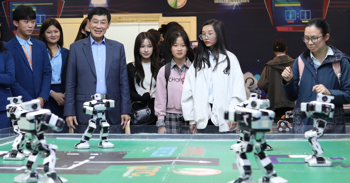 Ông Johnathan Hạnh Nguyễn tặng robot AI cho Trường đại học Đà Lạt