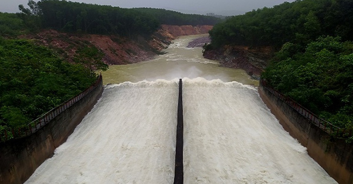 Sáng nay hồ Kẻ Gỗ và nhiều hồ chứa xả tràn 'đón' bão Bualoi