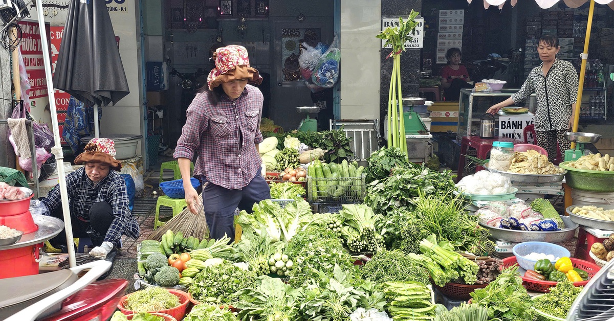 Chợ ế ẩm vì mưa gió, giá rau xanh tăng vọt