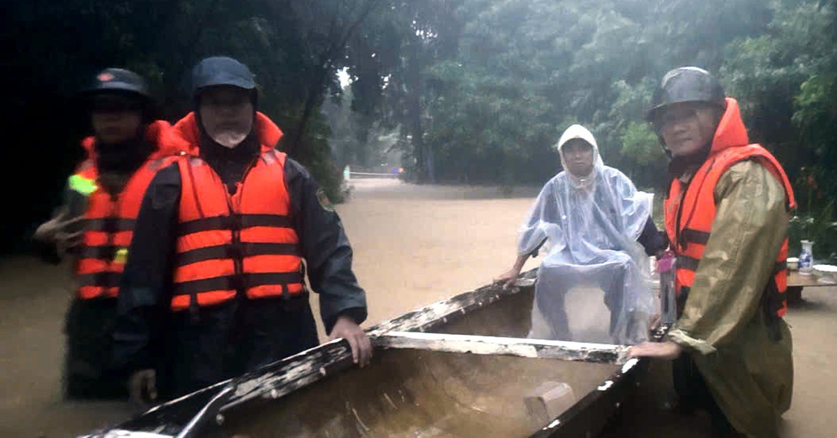 Một phụ nữ ở Huế mất liên lạc do lũ cuốn