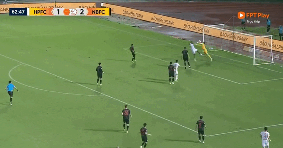 Video: Văn Lâm bất lực trước quả tạt của cầu thủ Hải Phòng