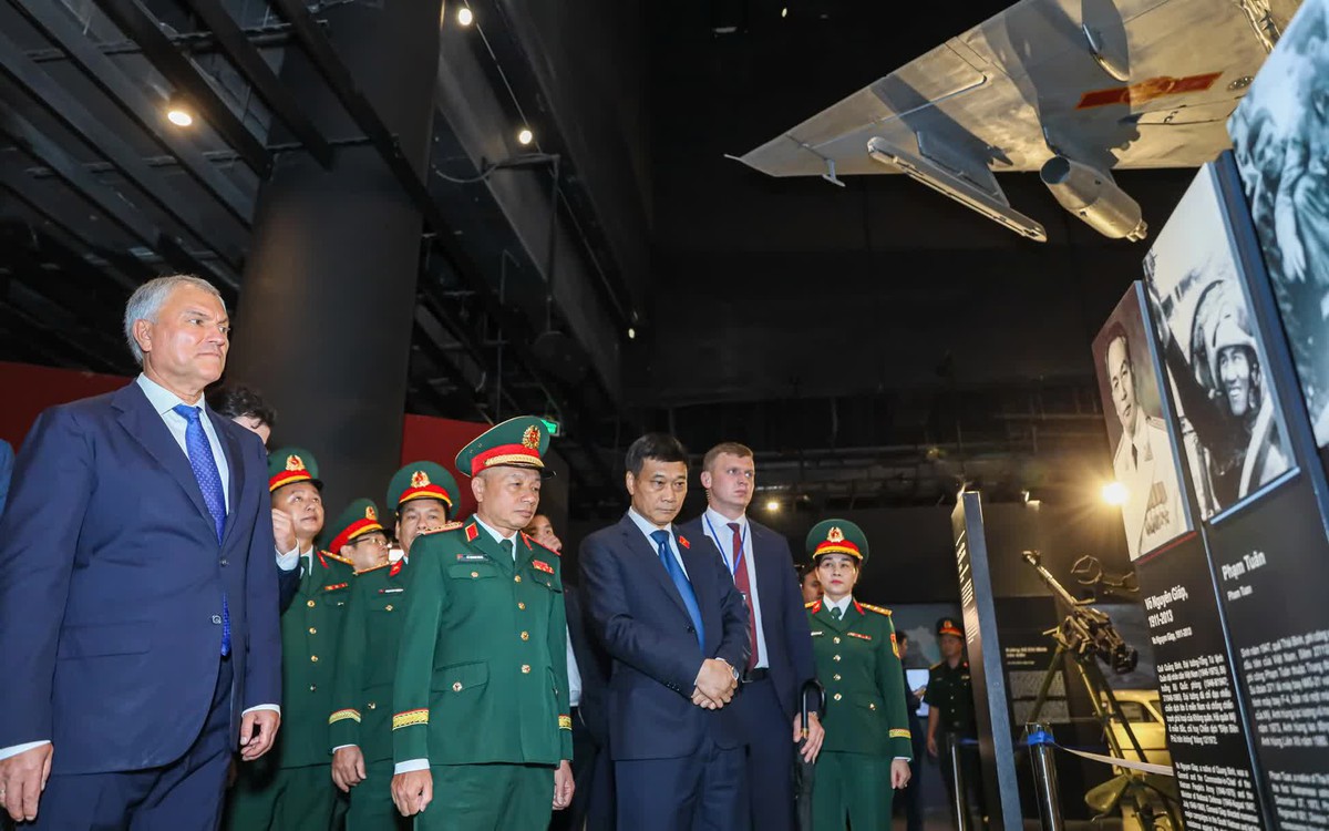 Chủ tịch Duma quốc gia Nga xem MiG-21, hiện vật lịch sử của Việt Nam