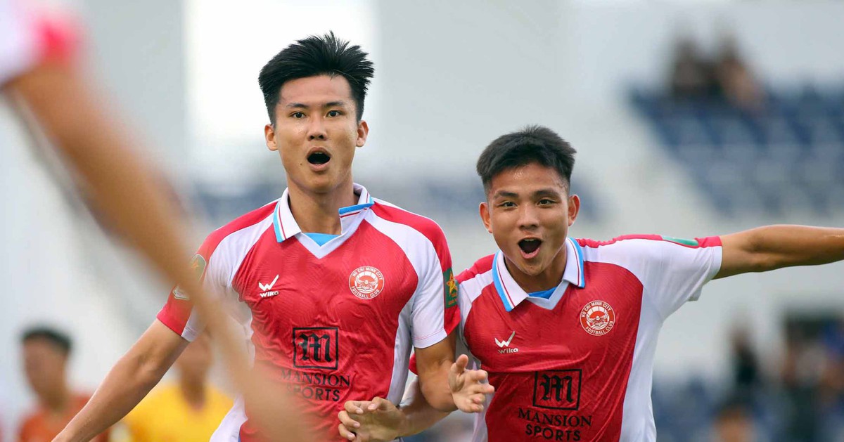 CLB TP.HCM vươn lên dẫn đầu giải hạng nhất