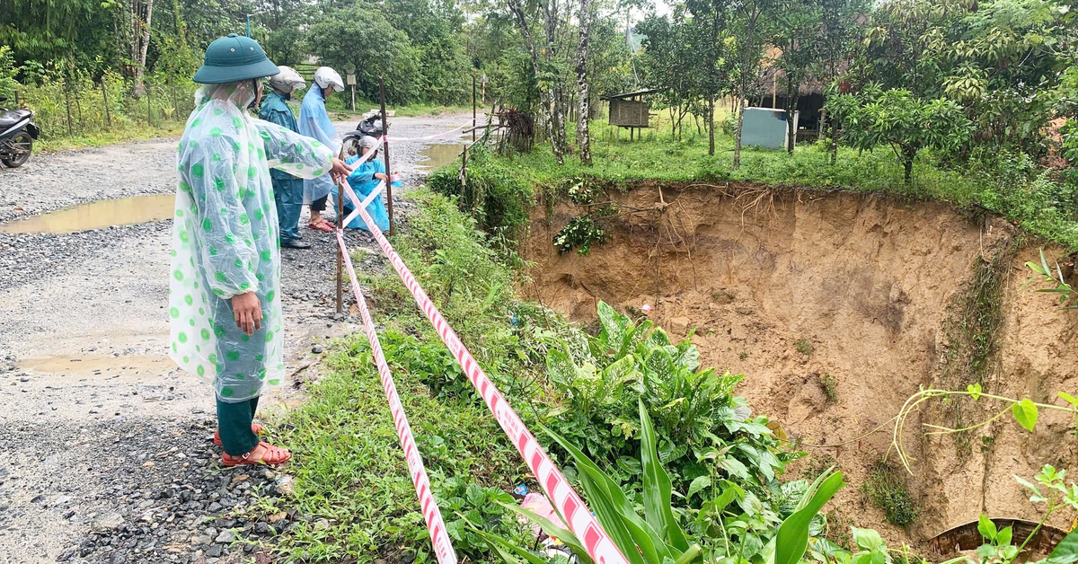 Đường miền núi Đà Nẵng sạt lở, người mất tích khi vào rừng tìm tổ ong
