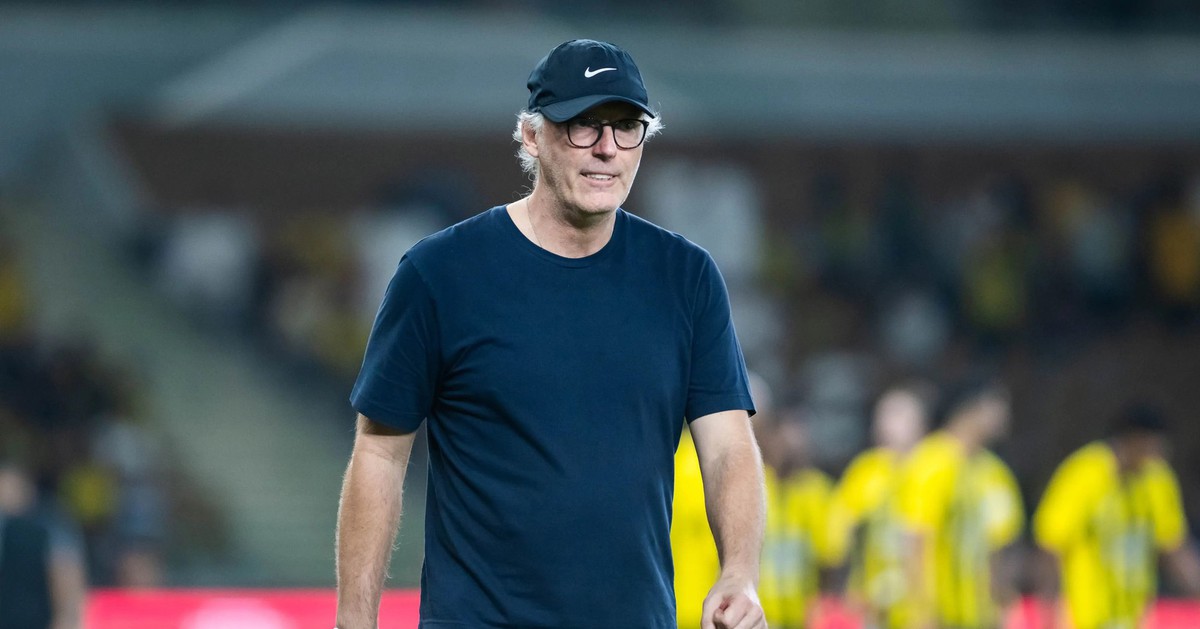 HLV 'bay ghế' sau khi bị Ronaldo sút tung lưới