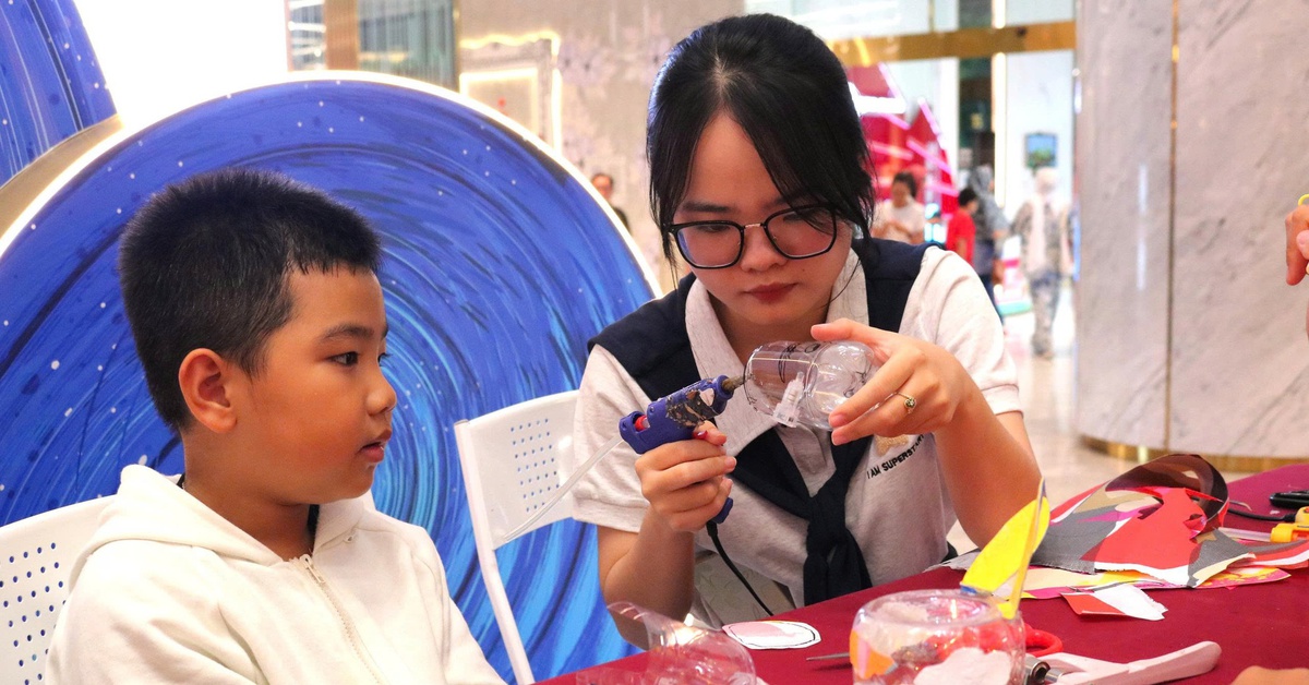 Làm lồng đèn trung thu từ ‘rác’ nhựa