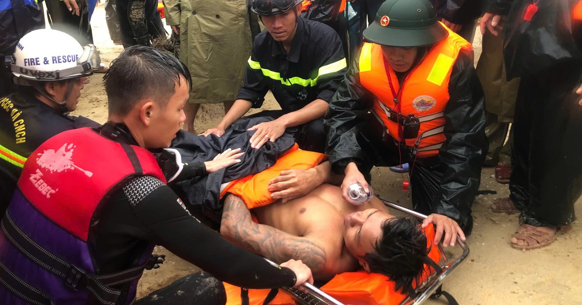 Ngư dân bơi được vào bờ sau 6 tiếng chìm tàu và bám trụ ở phao hàng hải