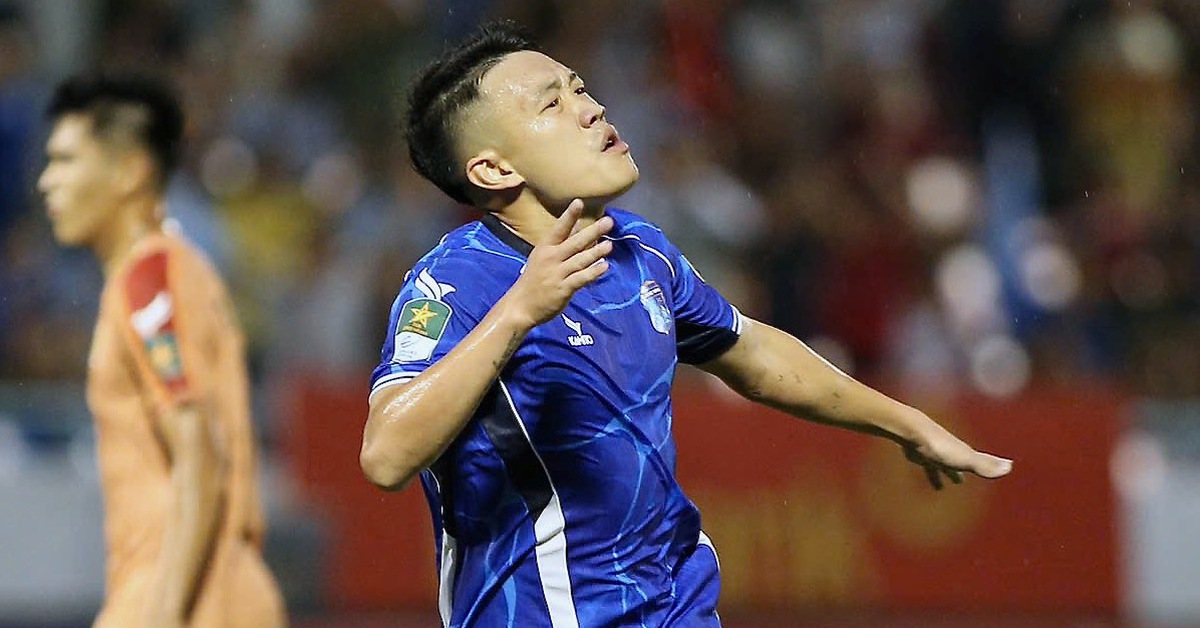 Bị thổi 2 quả phạt đền, CLB Quảng Ninh vẫn thắng Quy Nhơn United