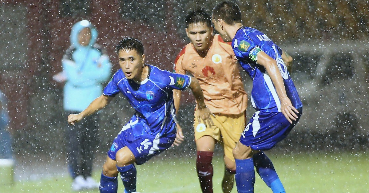 Sân Cẩm Phả 2 lần mất điện trong trận đấu của CLB Quảng Ninh