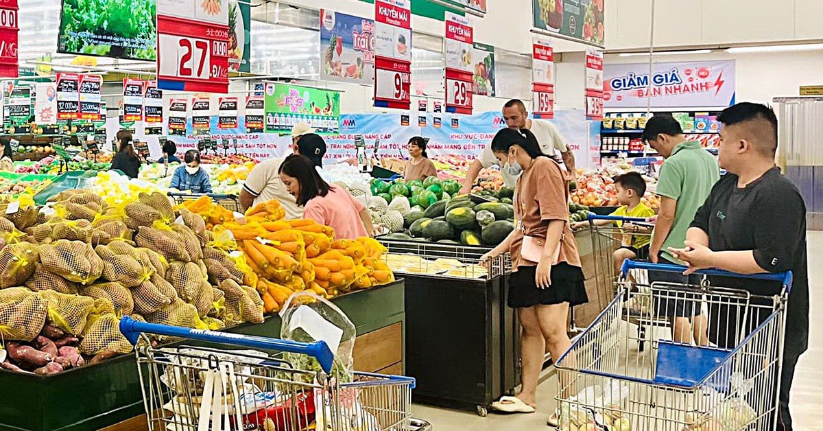 Siêu thị tăng hàng thiết yếu trong mùa bão