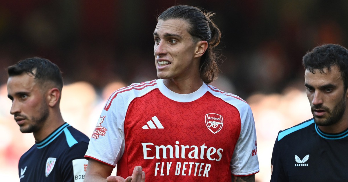 Hậu vệ Arsenal lấy khăn mặt của đối thủ để lau bóng