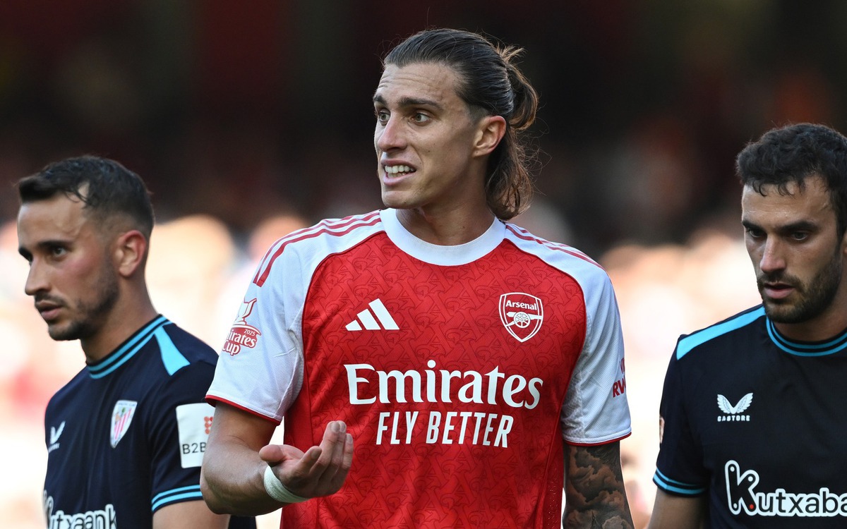 Hậu vệ Arsenal lấy khăn mặt của đối thủ để lau bóng