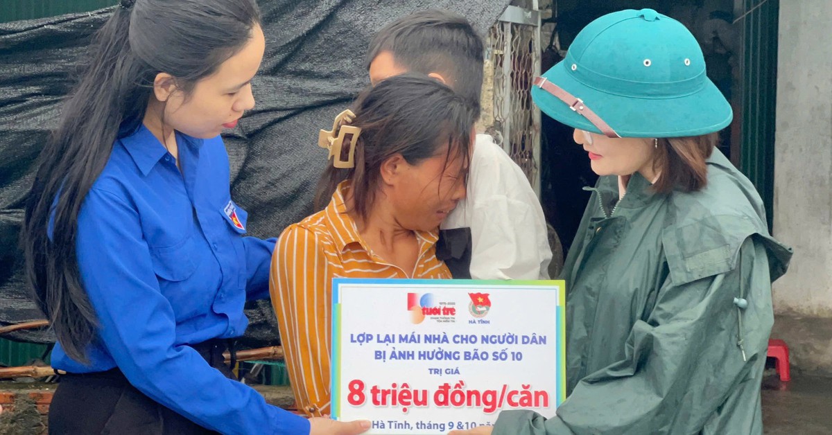 Bà con miền Trung xúc động nhận tiền lợp lại mái nhà sau bão Bualoi