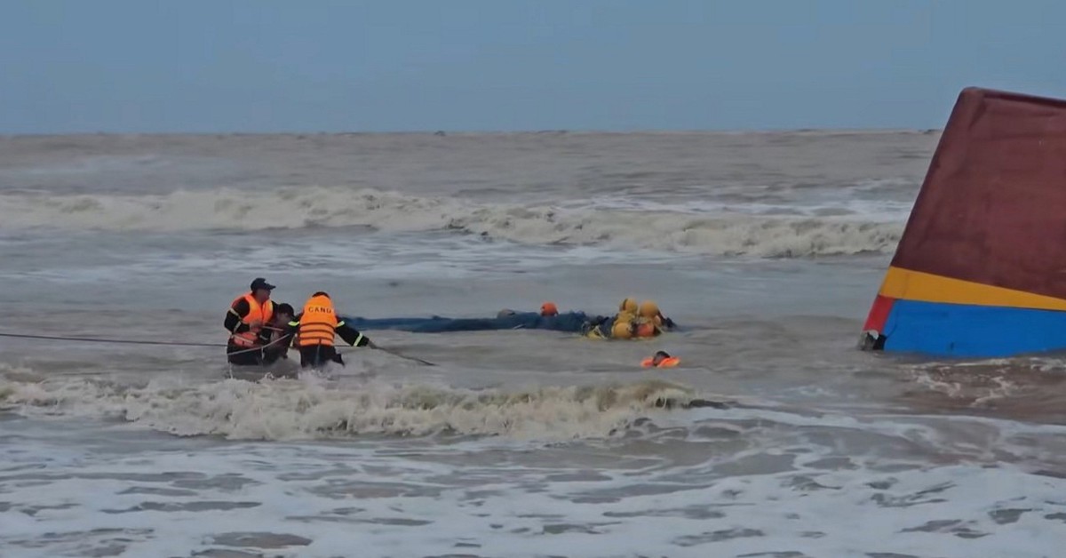 Tàu cá gặp nạn lật úp dạt vào bờ biển, 9 ngư dân biệt tăm