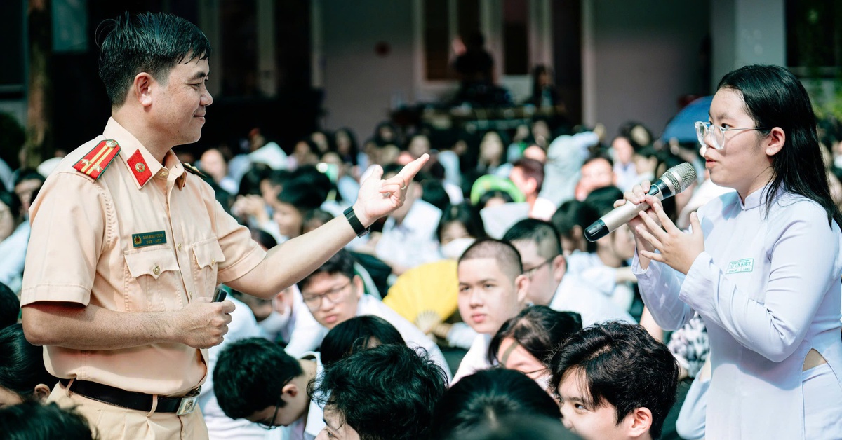 Mở phiên tòa giả định tại trường xử vi phạm luật giao thông, học sinh 'thấm' nhanh hơn