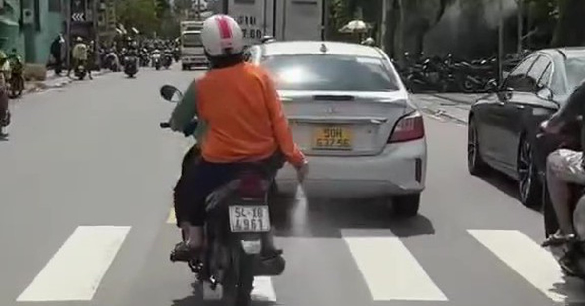 'Bột lạ' người phụ nữ rải xuống đường là... cà phê hòa tan